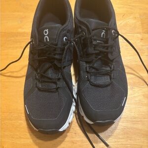 Women’s On Clouds Size 9